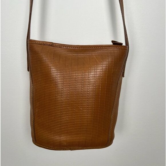 Fossil Vintage Brown Tan Bucket Crossbody Bag Classic Minimalist Chic Purse - Picture 2 of 10